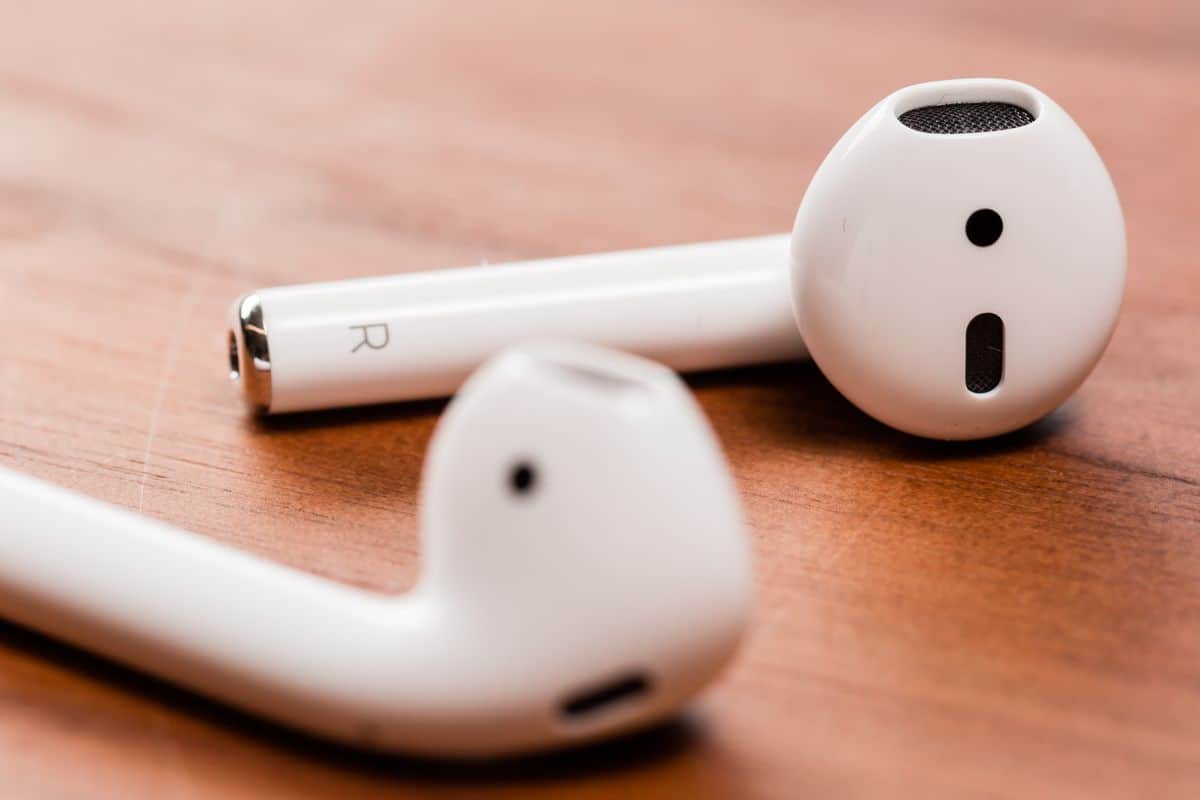 how to connect airpods to macbook